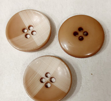 Пуговица 18мм полосато-бежевая 4 прокола 324+ОК1