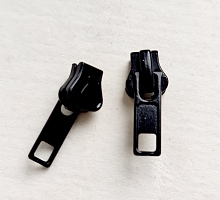 Бегунок ДЛЯ МОЛНИИ " пластиковый трактор т.5" черный