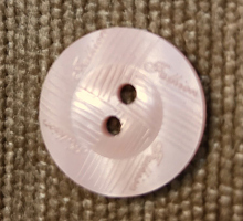 Пуговица 16.5мм нежно-розовая с гравировкой 436