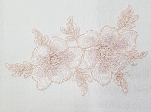 Вышитые цветы на сетке розовые