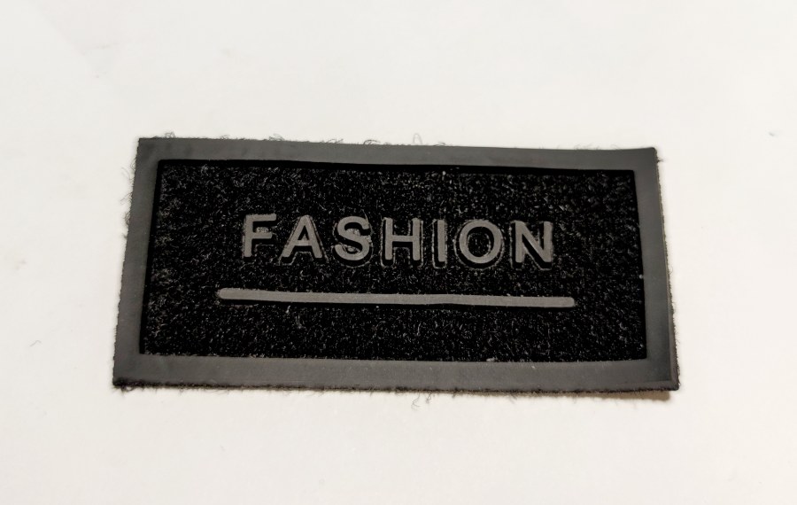 нашивка черная Fashion без клея 3.5х7.5см прорезиненная