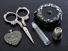 НАБОР В ВИНТАЖНОМ СТИЛЕ: НОЖНИЦЫ, САНТИМЕТР-РУЛЕТКА, КУЛОН ДЛЯ ОБРЕЗАНИЯ НИТЕЙ И ИГЛЫ ш2