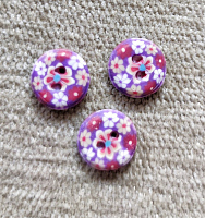 Пуговица 10 мм прокол цветочки на фиолетовом
