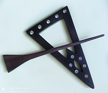 фибула 320-1 треугольник со стразами черно-коричневый ш6