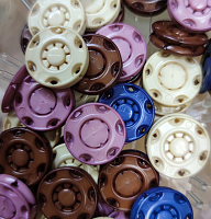 Кнопка пришивная пластик розово-сиреневая, 18 мм