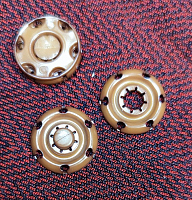 Кнопка пришивная пластик коричневая, 18 мм