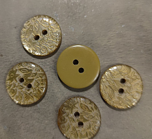 Пуговица 2 прокола, пластик с гравировкой 17 мм коричневая