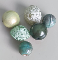 Бусины пластиковые и стеклянные